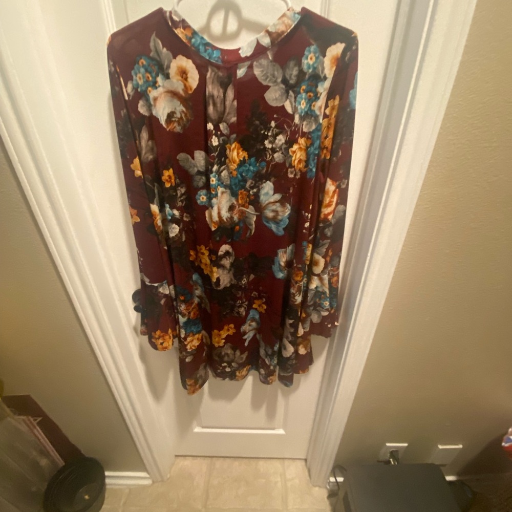 Burgundy floral top/dress. Size M. Excellent condition.